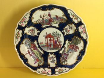 An unusual Worcester plate