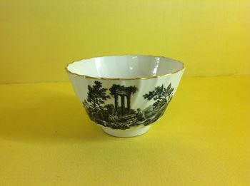 A Worcester printed tea bowl