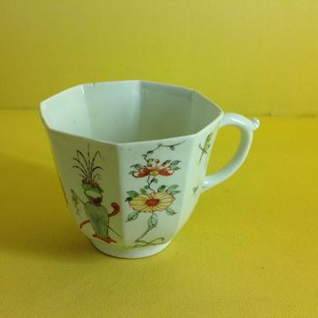 A Worcester octagonal coffee cup