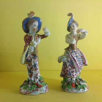 A pair of Bow figures 