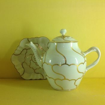 A Worcester teapot, cover and stand