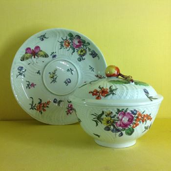 A rare Worcester broth bowl, cover and stand 