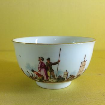 A Meissen tea bowl 