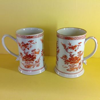 A pair of Chinese Export mugs 