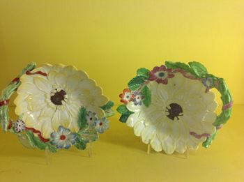 A pair of Chelsea sunflower shaped dishes 