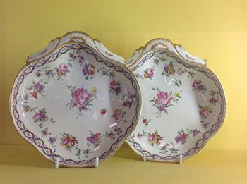A pair of Bristol shell shaped dishes 