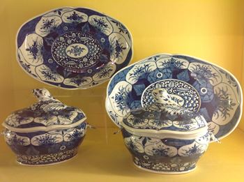 A pair of Worcester sauce tureens, covers and stands