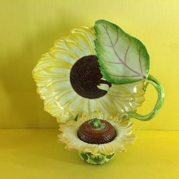 A Chelsea sunflower shaped tureen, cover and stand 