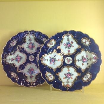 A pair of Worcester plates 