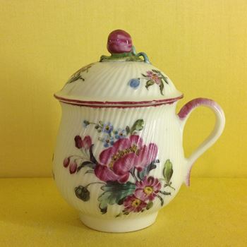 A Mennecy custard cup and cover 