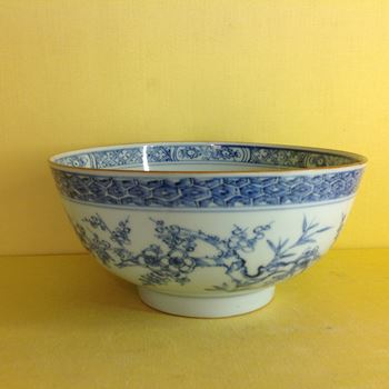 A Chinese Export blue and white bowl 