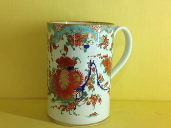 A Worcester cylindrical mug 