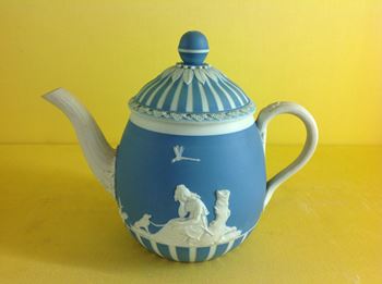 A Wedgwood jasper solitaire teapot and cover 