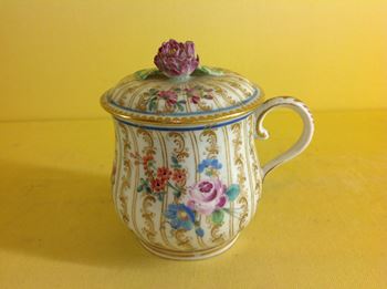 A rare Worcester custard cup and cover 