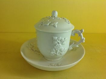 A fine Chantilly coffee cup, cover and stand 