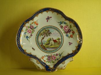 A Worcester shell shaped dish