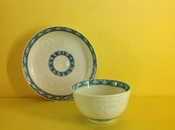 A Worcester teabowl and saucer