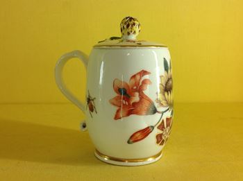 A Meissen barrel shaped mustard pot and cover 