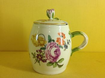 A Meissen mustard pot and cover 