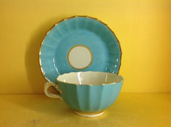 A Worcester faceted tea cup and saucer 