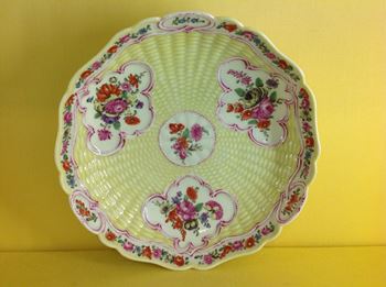 A Worcester yellow ground junket dish 