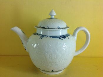 A Worcester teapot and cover 