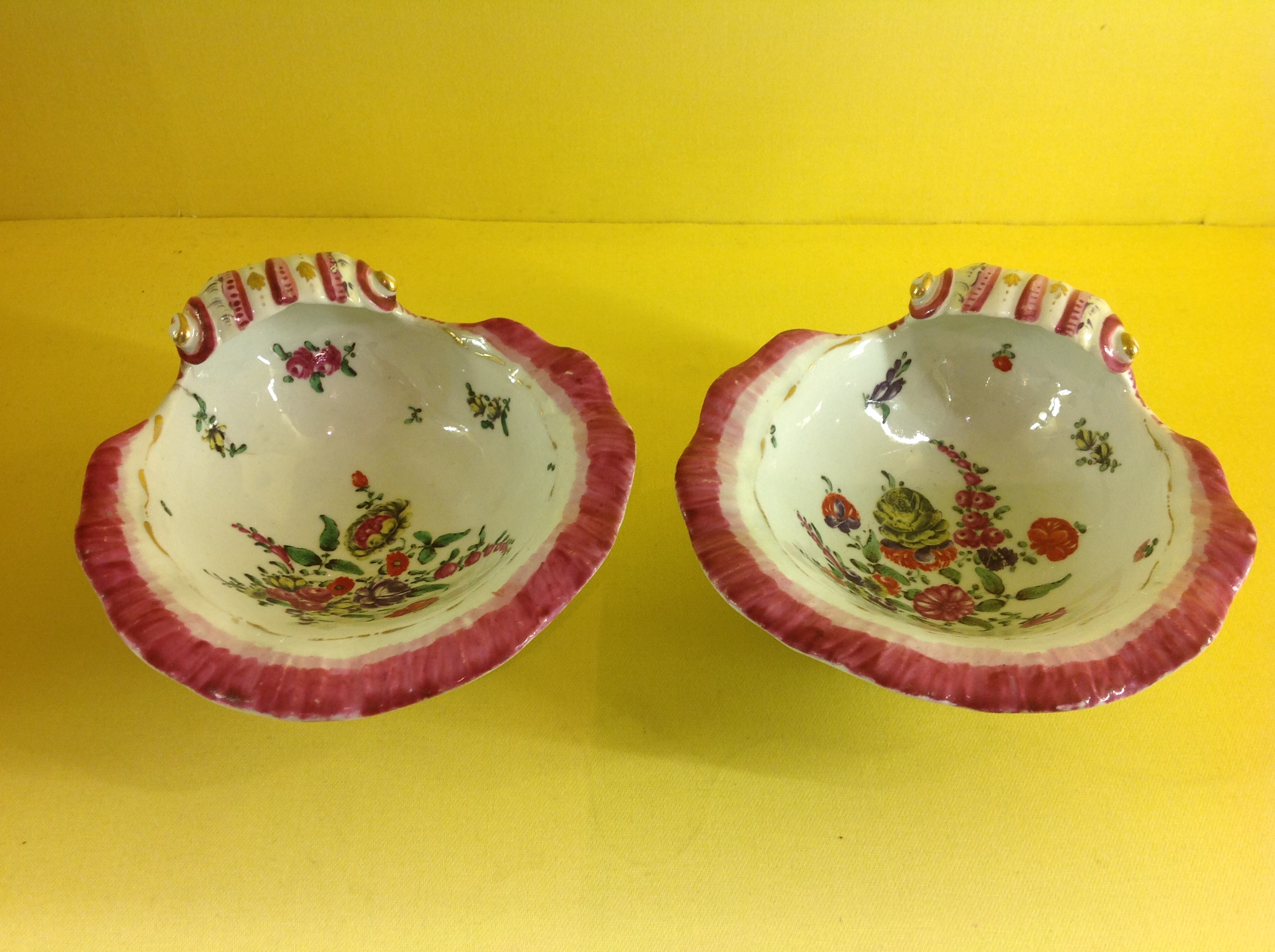 A fine pair of Worcester shell shaped dishes 