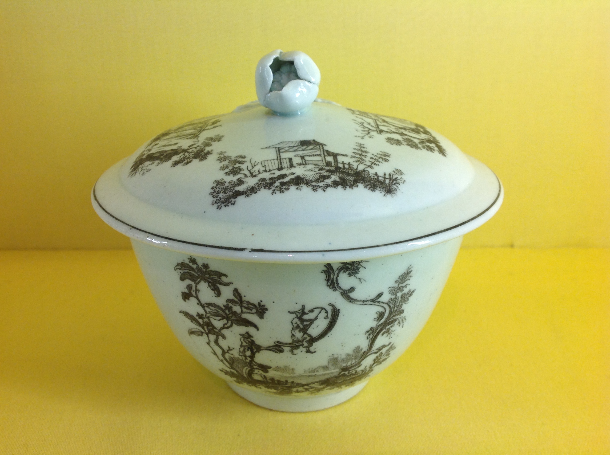 A Worcester sucrier and cover