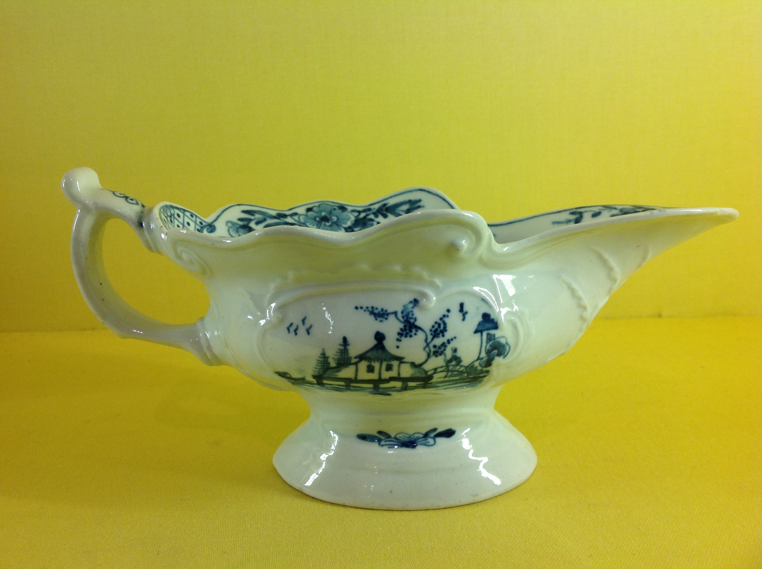 A good Worcester sauceboat 