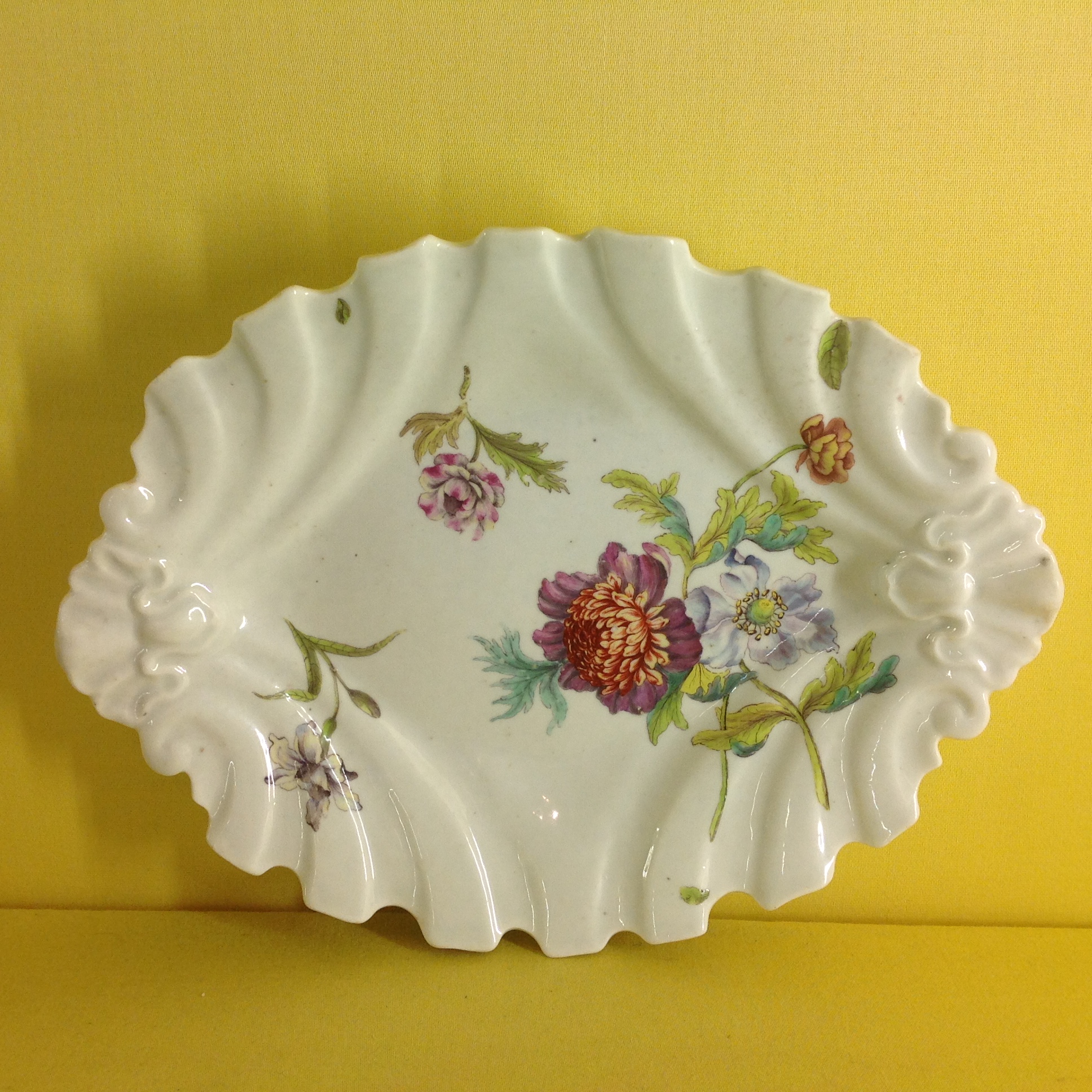 A Chelsea 'silver shape' dish