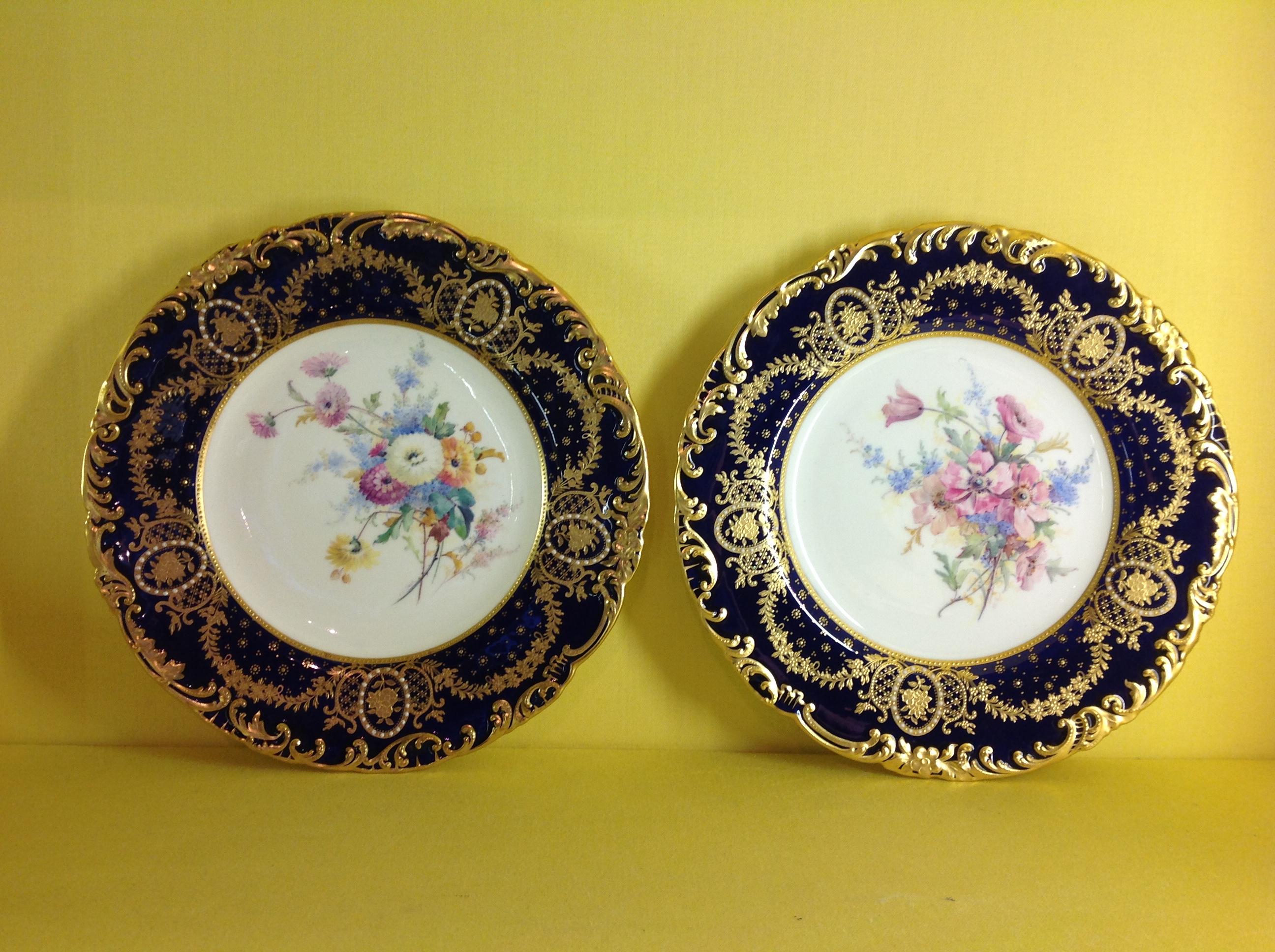 A fine pair of Royal Crown Derby plates 