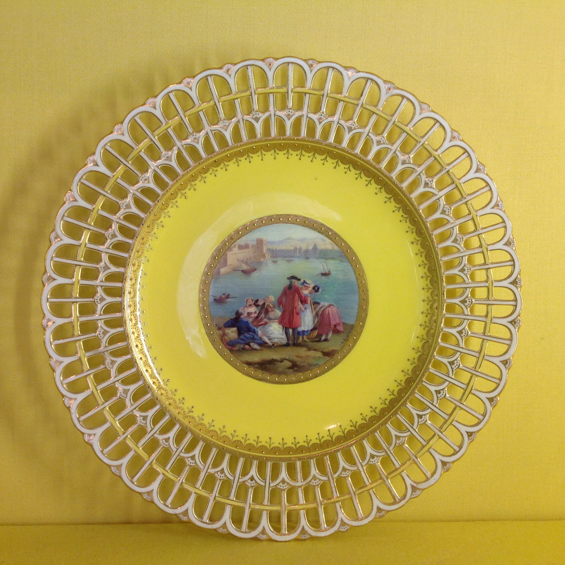 A Minton yellow ground plate
