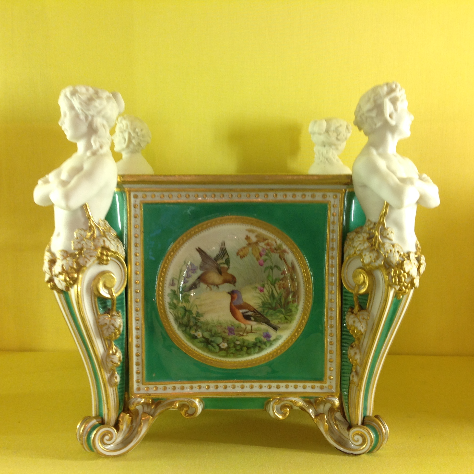 A fine pair of Minton 'Thorwaldsen' jardinieres
