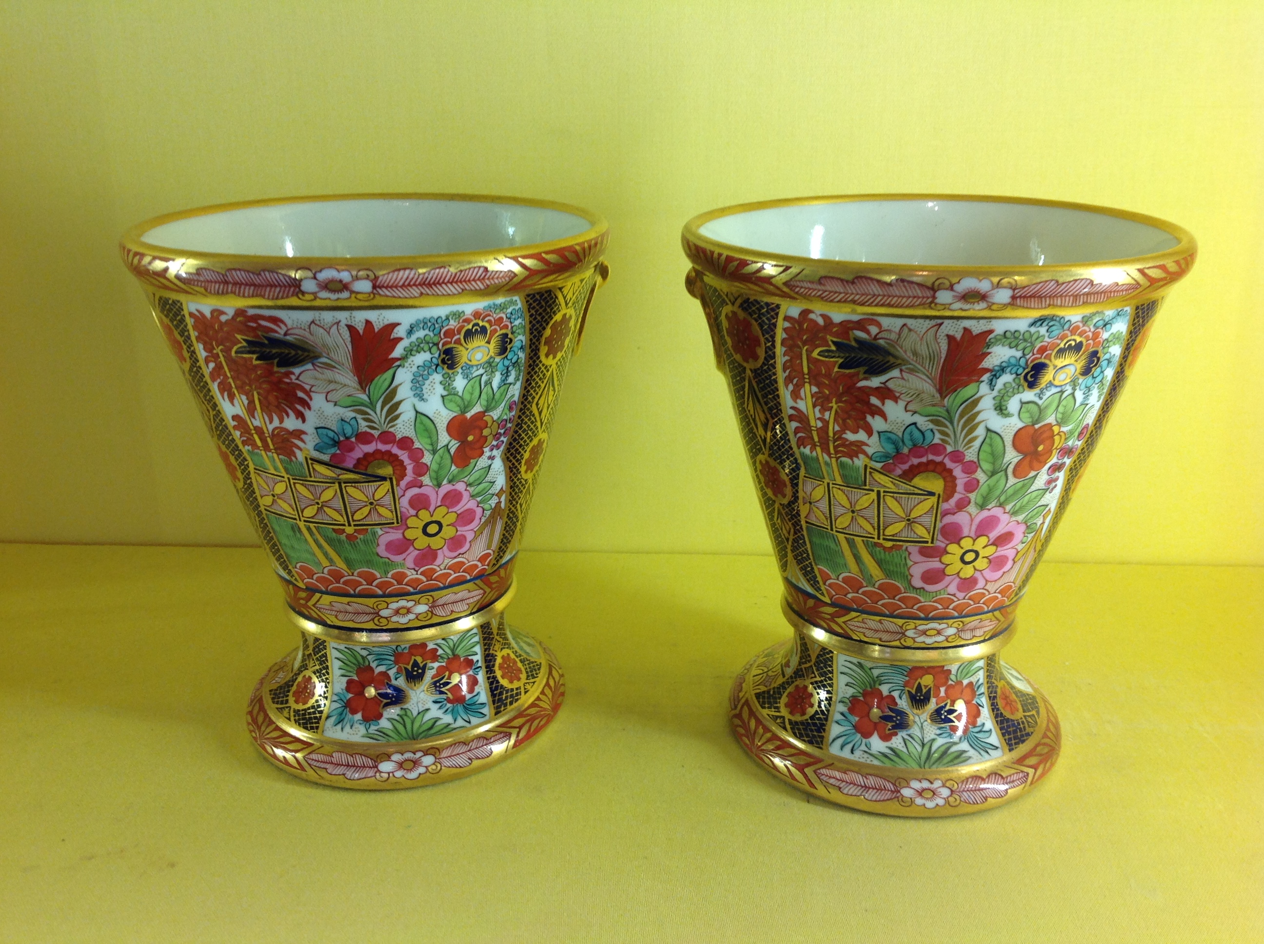 A pair of Barr, Flight and Barr Worcester vases 