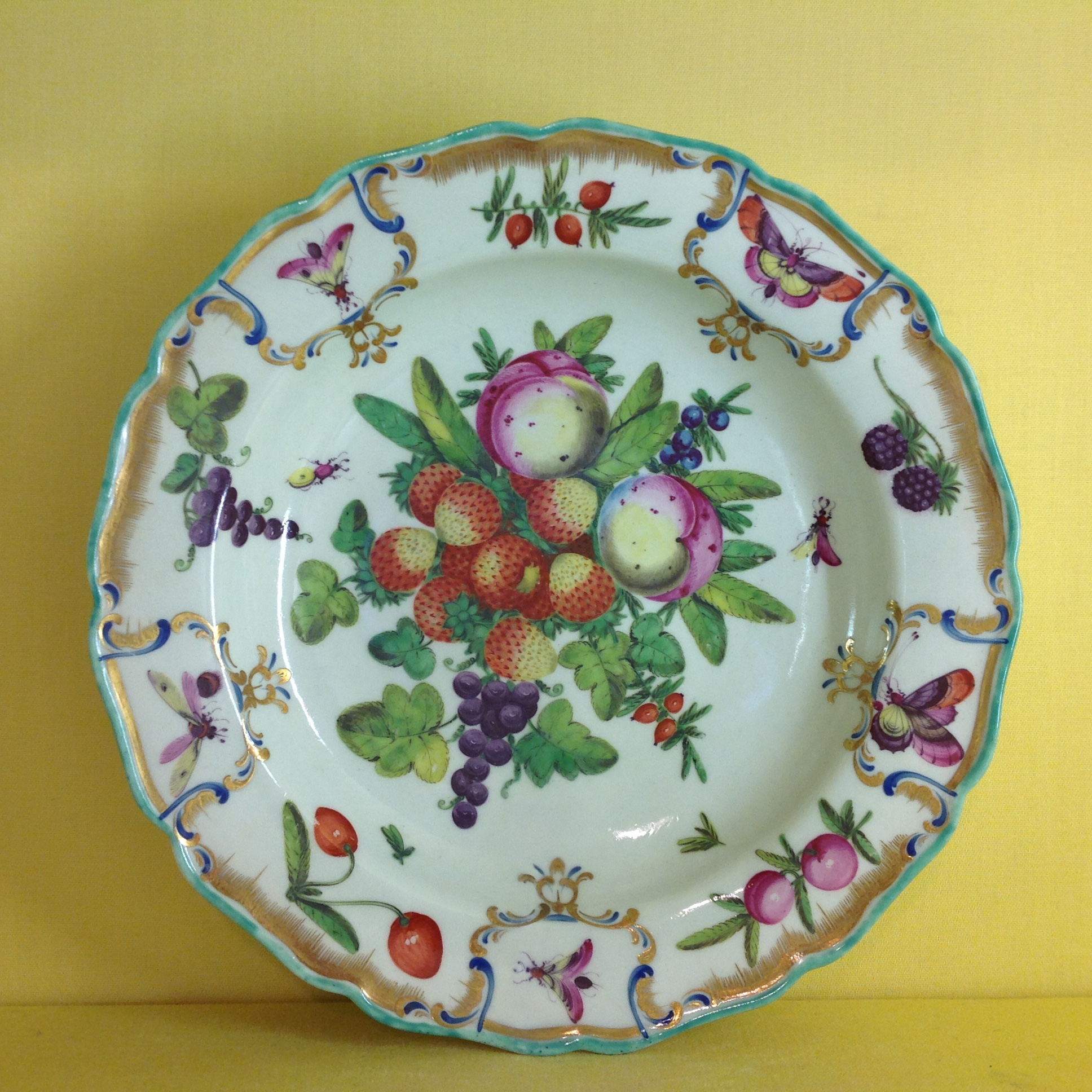 A rare Worcester plate, from the Duke of Gloucester Service 