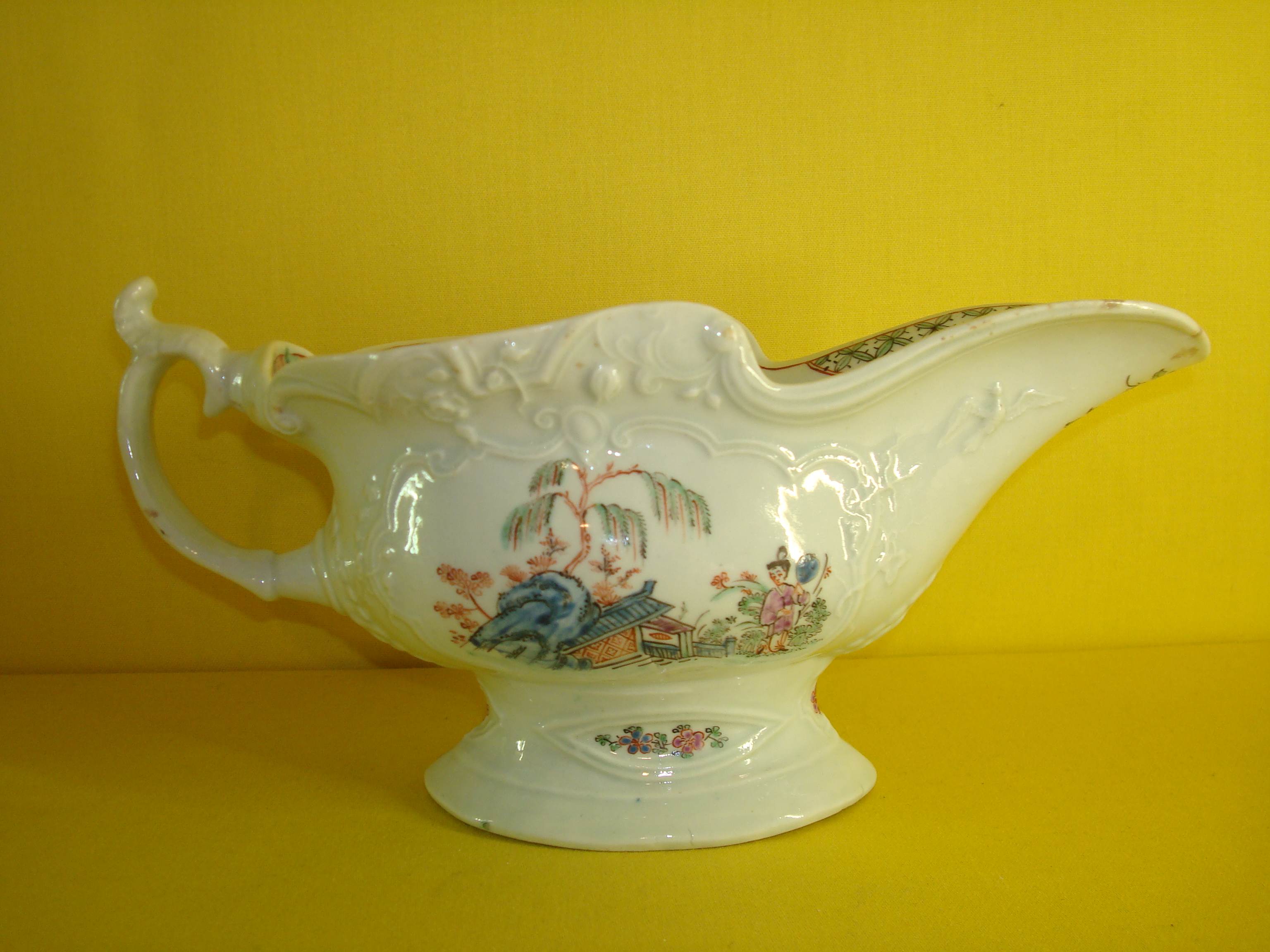 A Worcester pedestal sauceboat