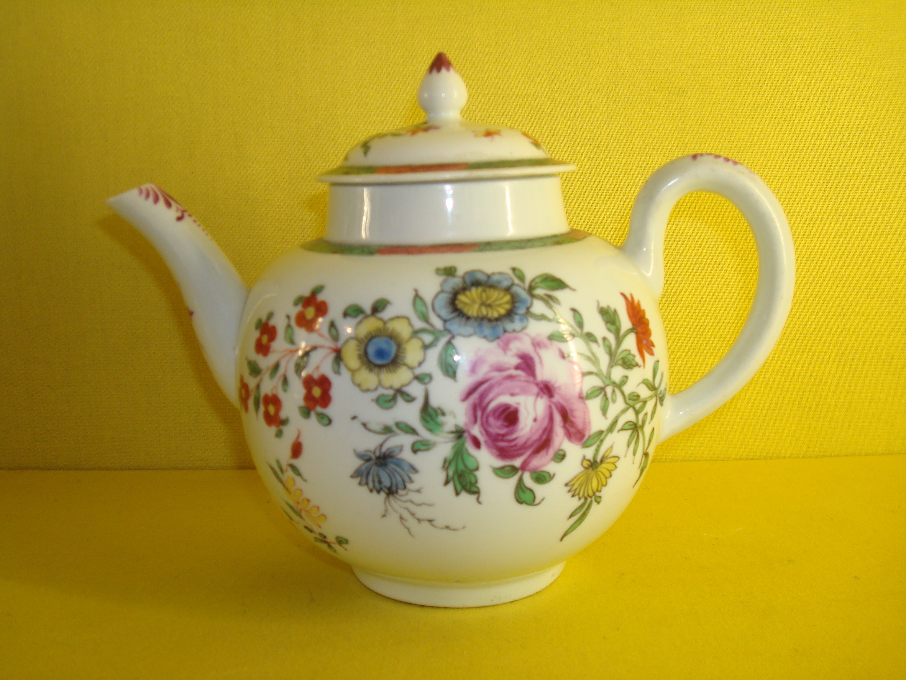 A fine Worcester teapot and cover