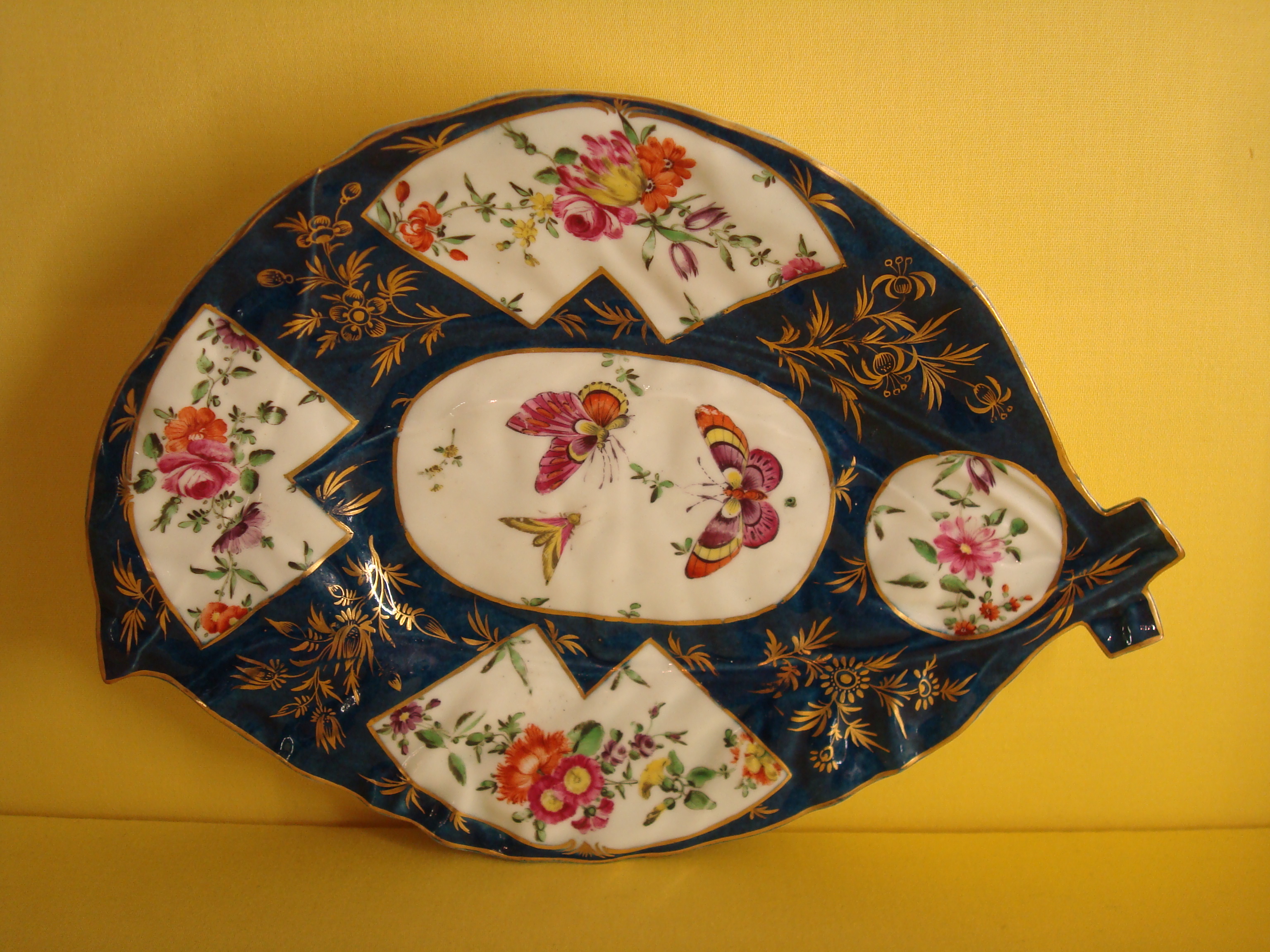 An unusual Worcester cabbage leaf shaped dish