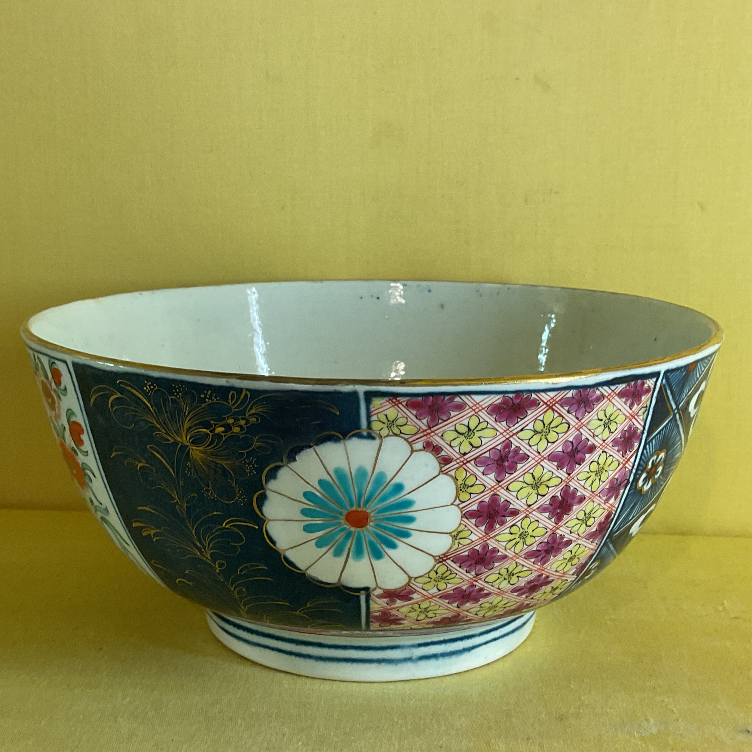 A Worcester round bowl
