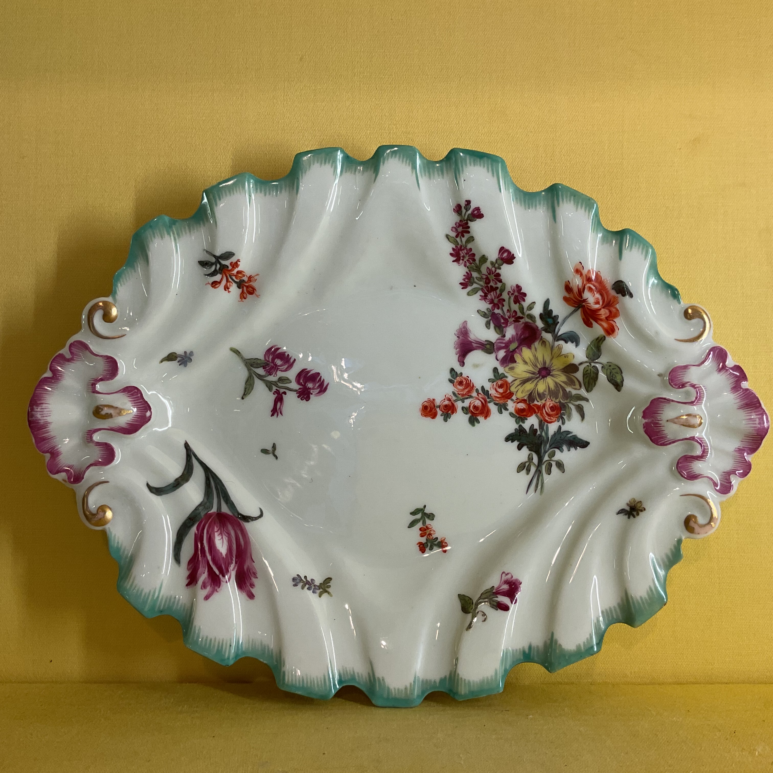 A Chelsea ‘silver shape’ dish 