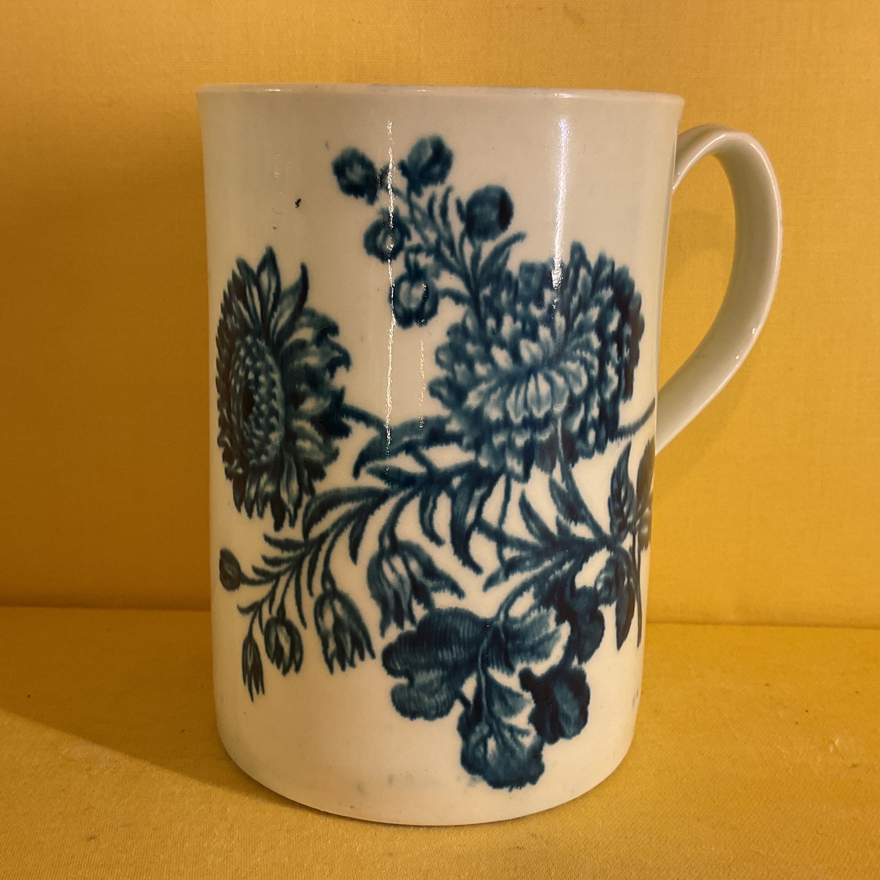 A Worcester cylindrical mug 