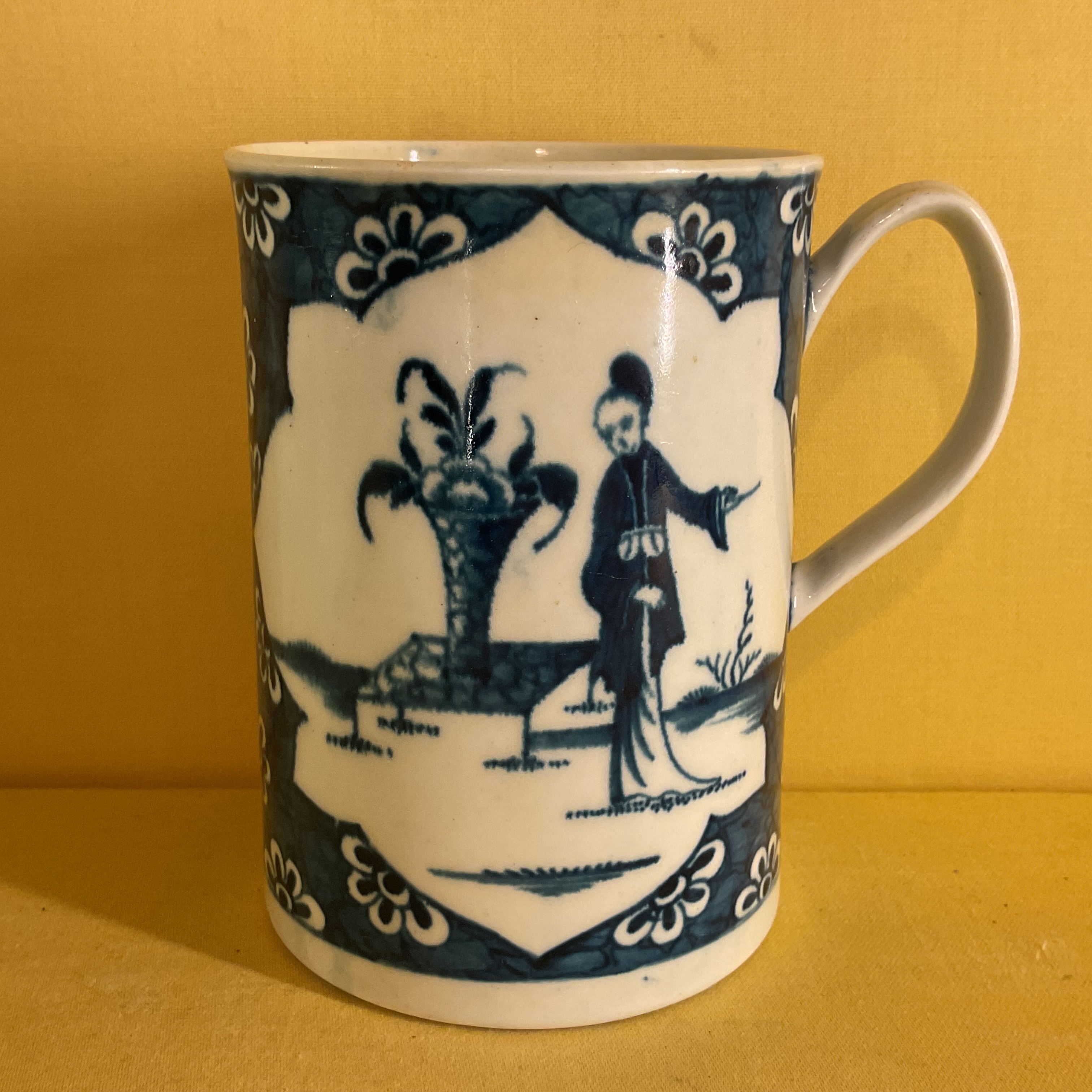 A Worcester cylindrical mug 