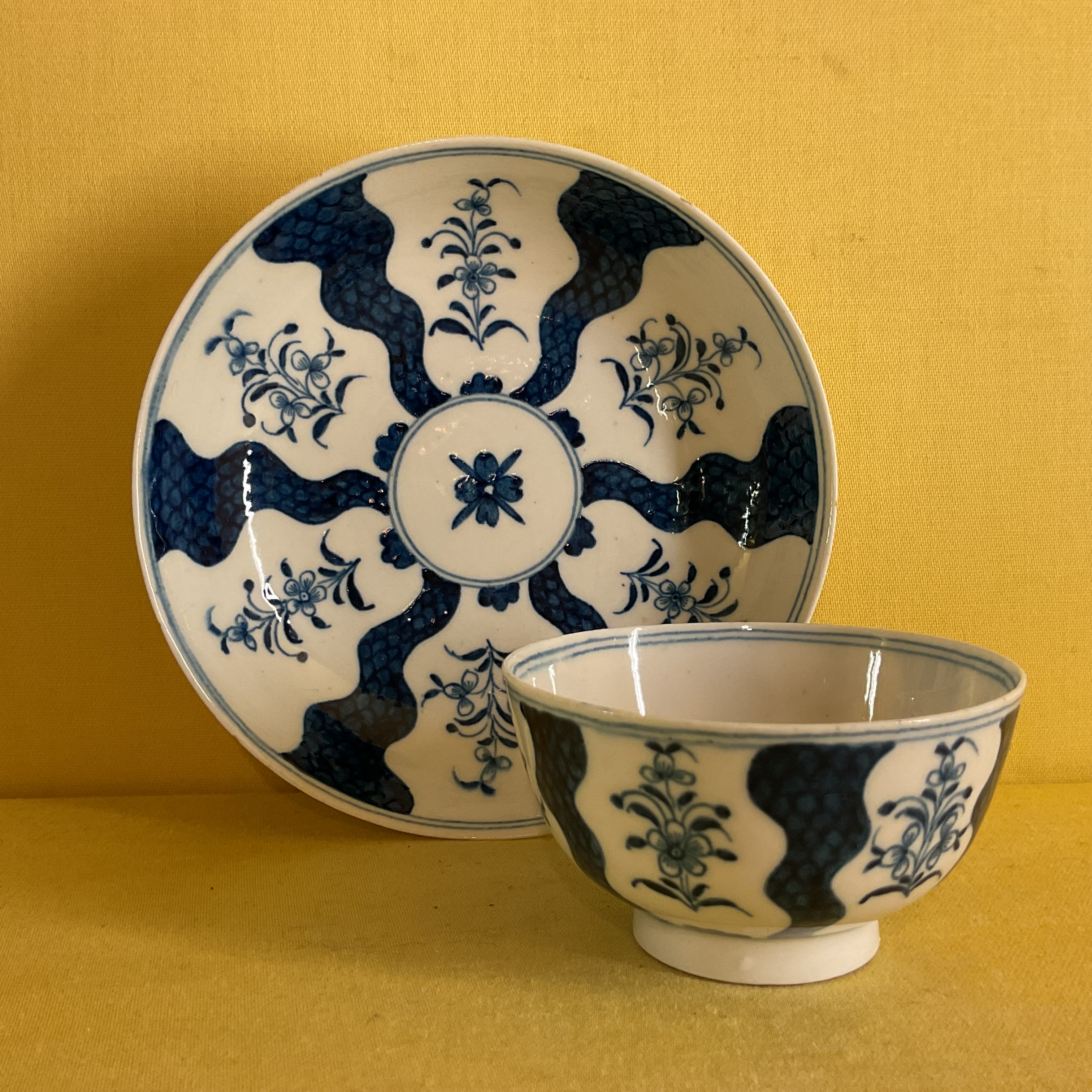 A Lowestoft tea bowl and saucer 