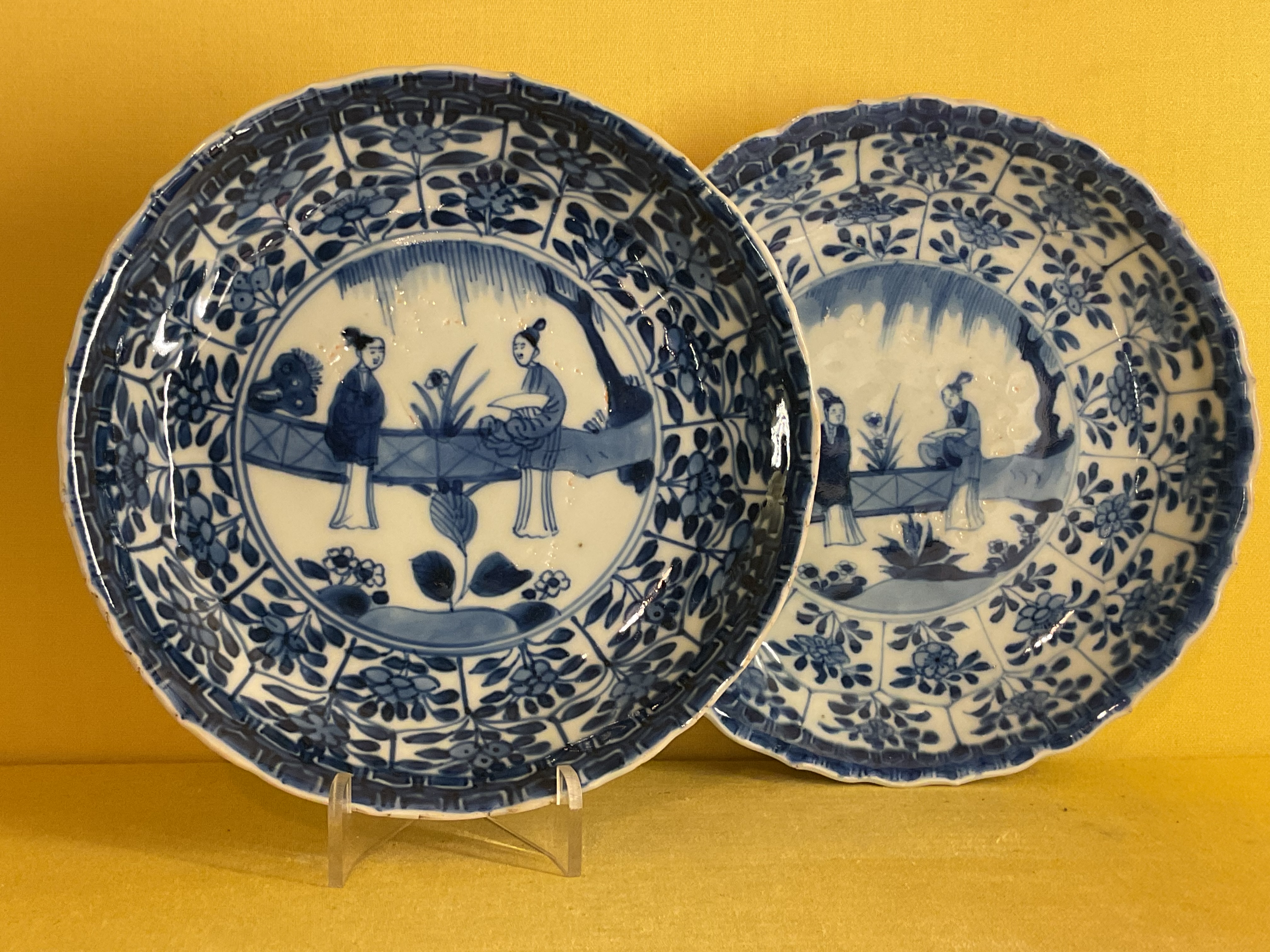 A pair of Chinese blue and white plates 