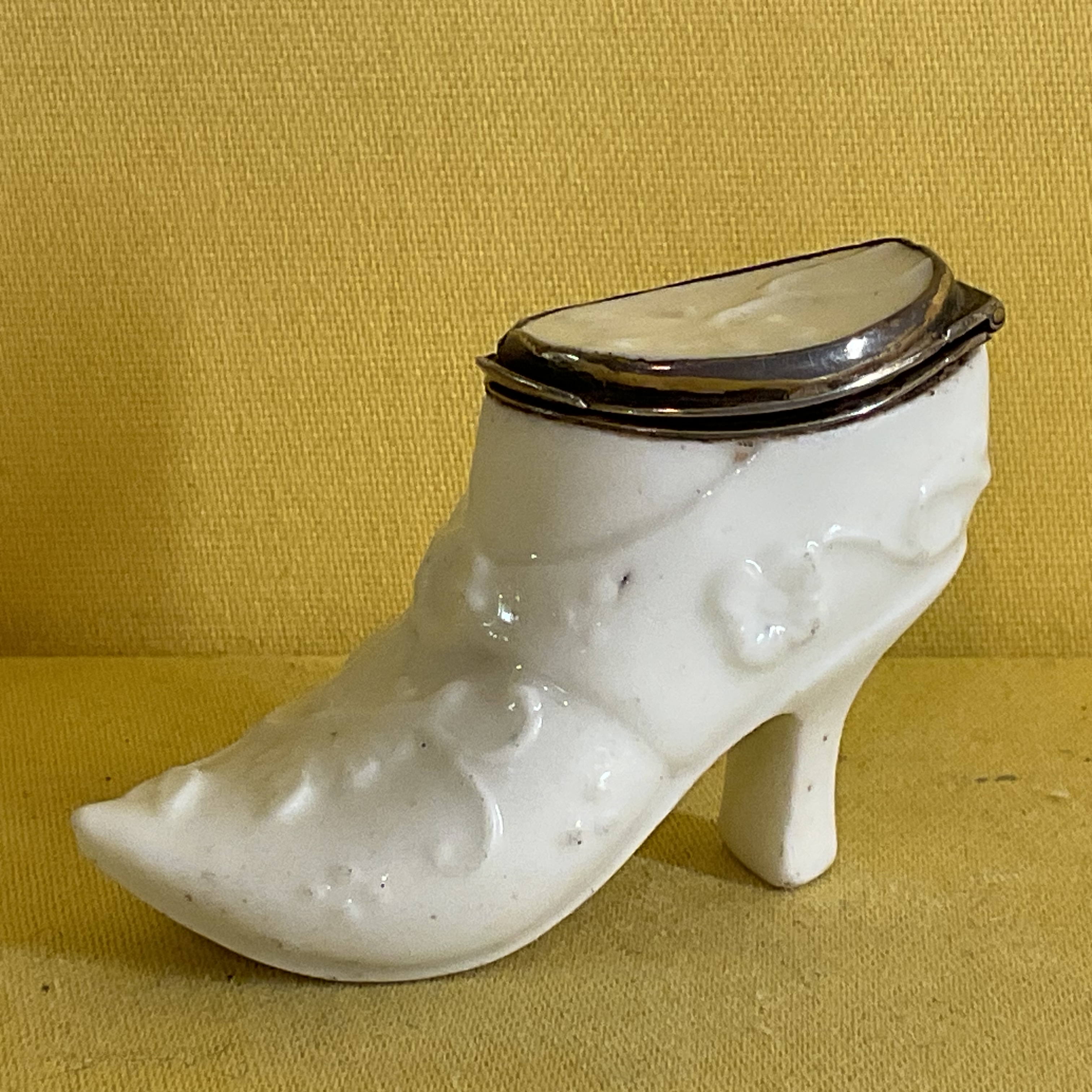 A Mennecy small snuff box 