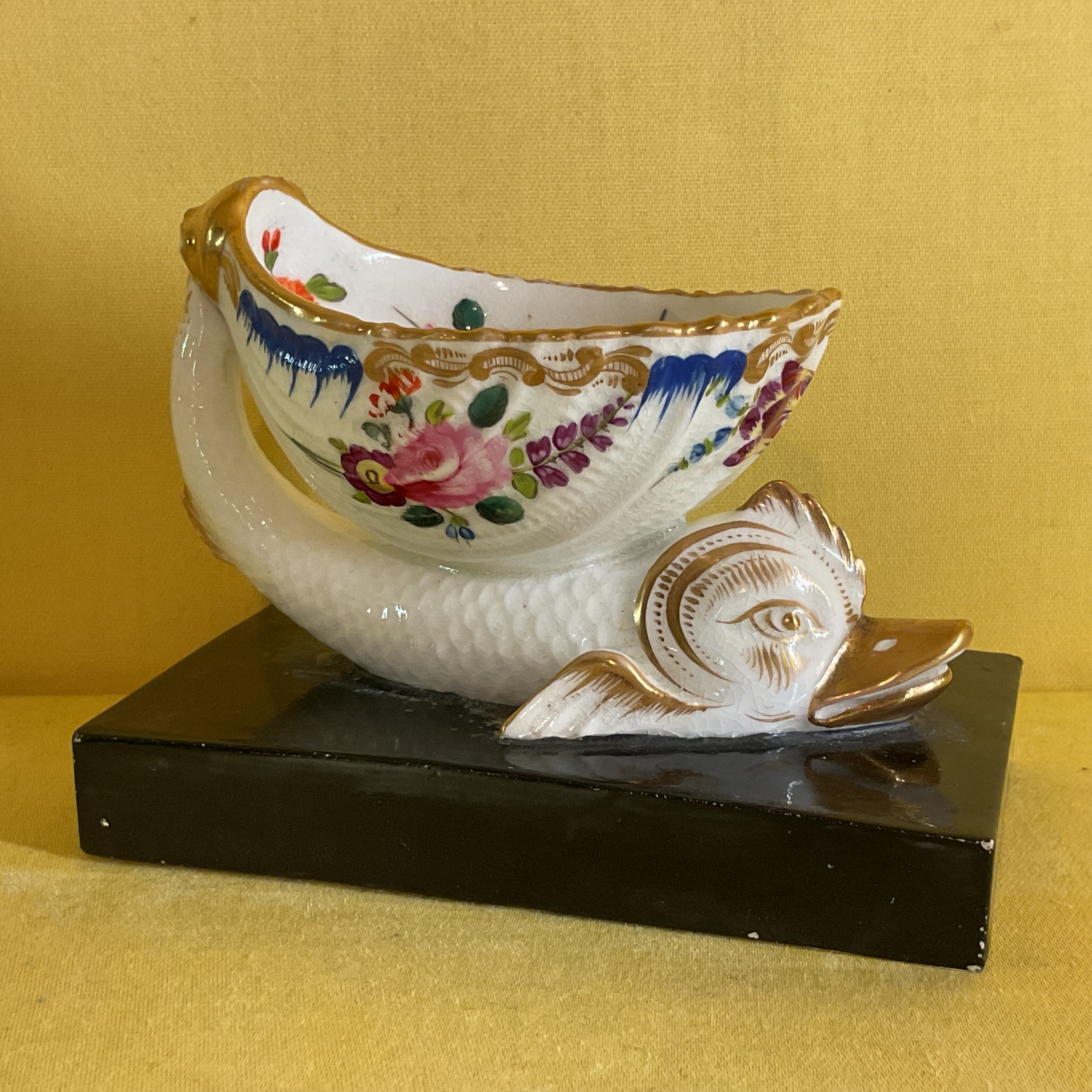 An unusual Coalport shell shaped bowl 
