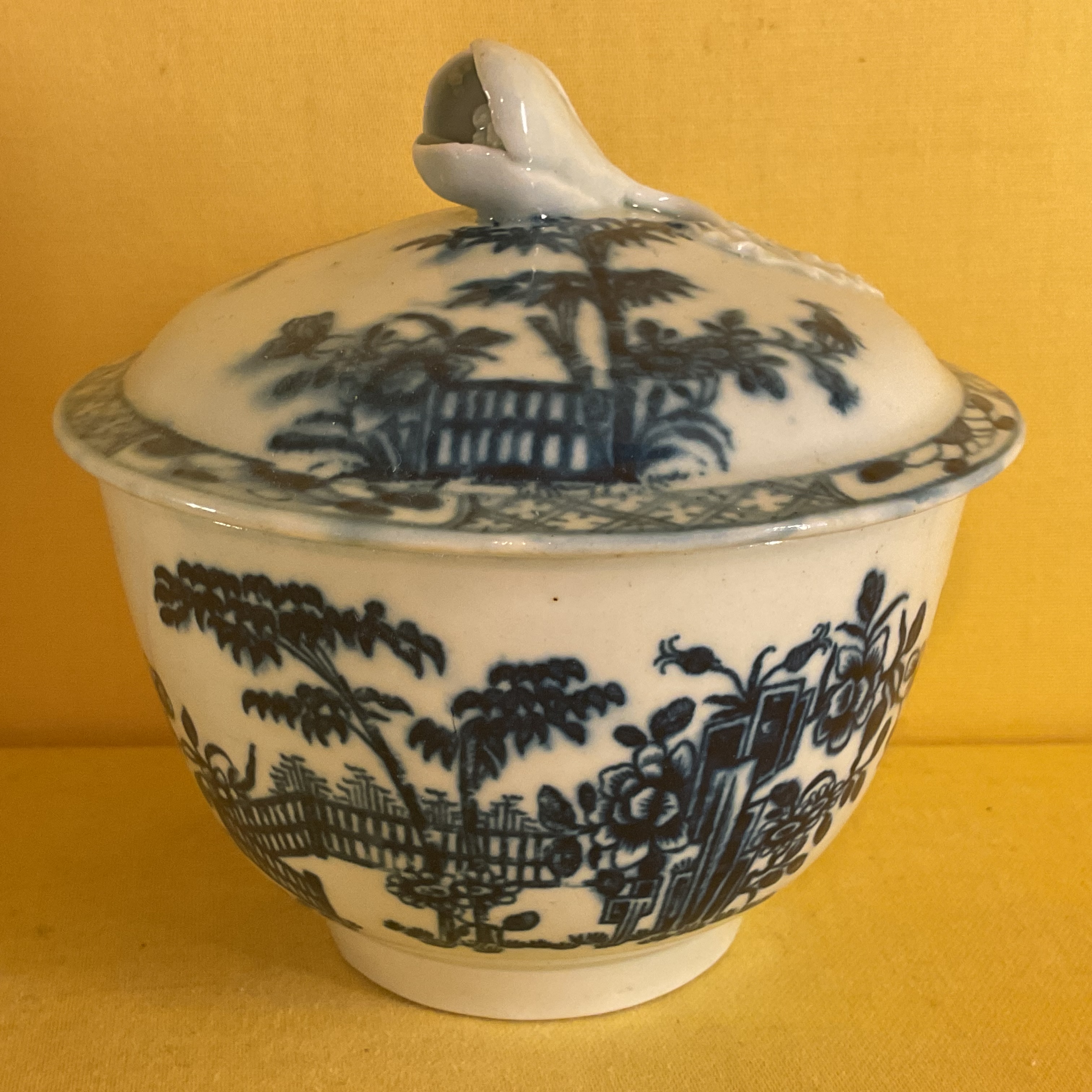 A Worcester sucrier and cover 