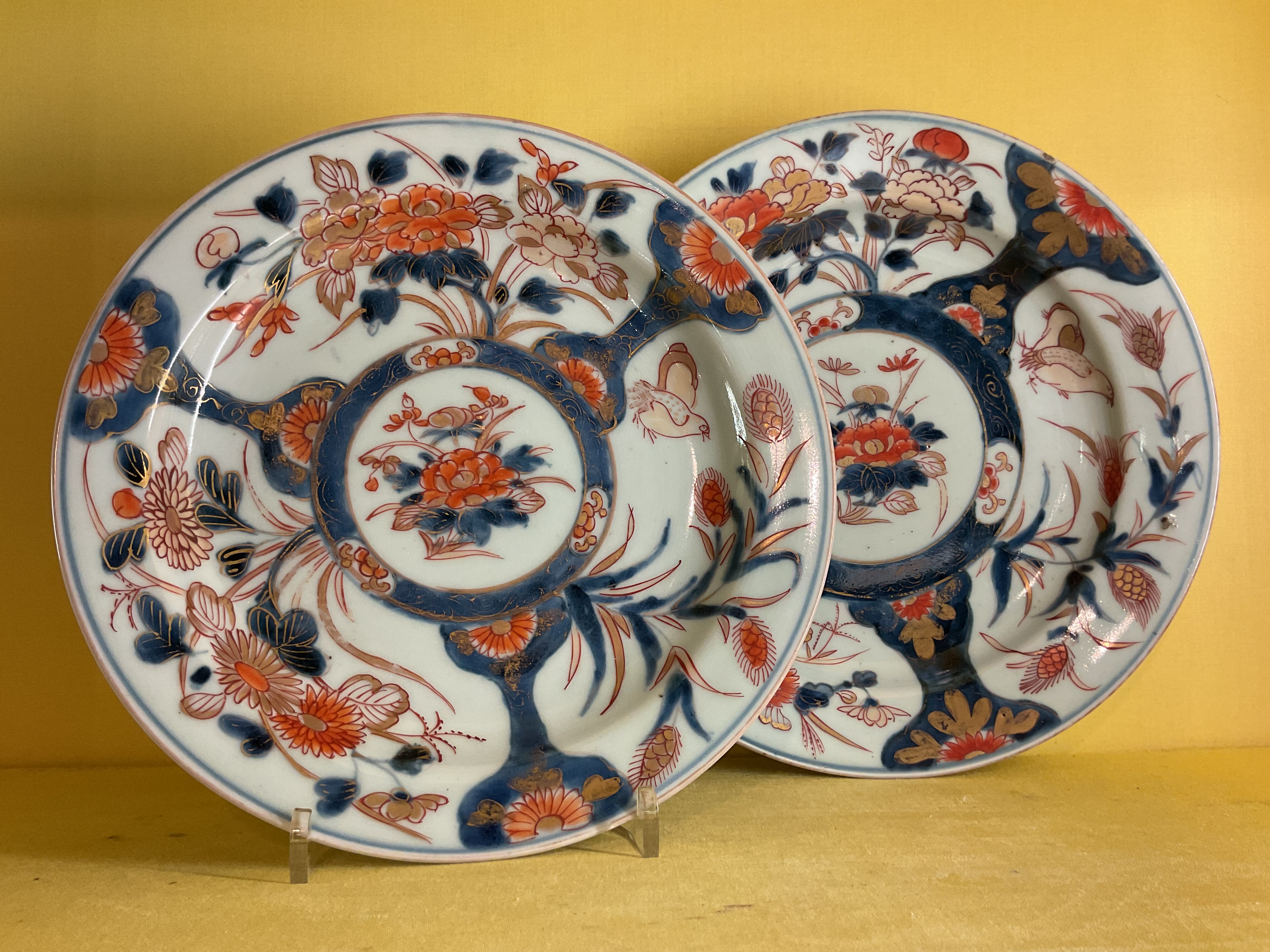 A pair of 18th century Japanese Imari dishes 