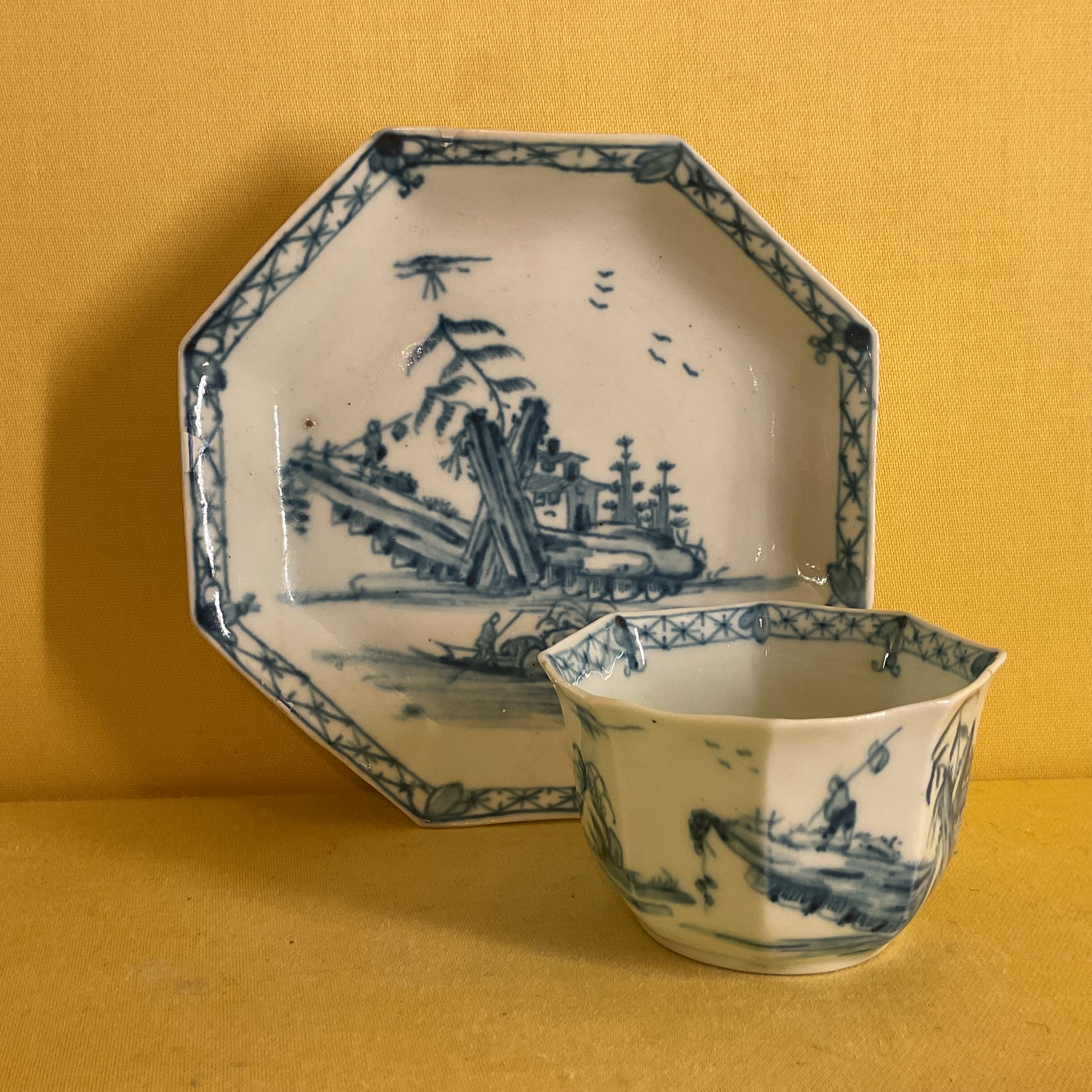 A Worcester octagonal tea bowl and saucer 