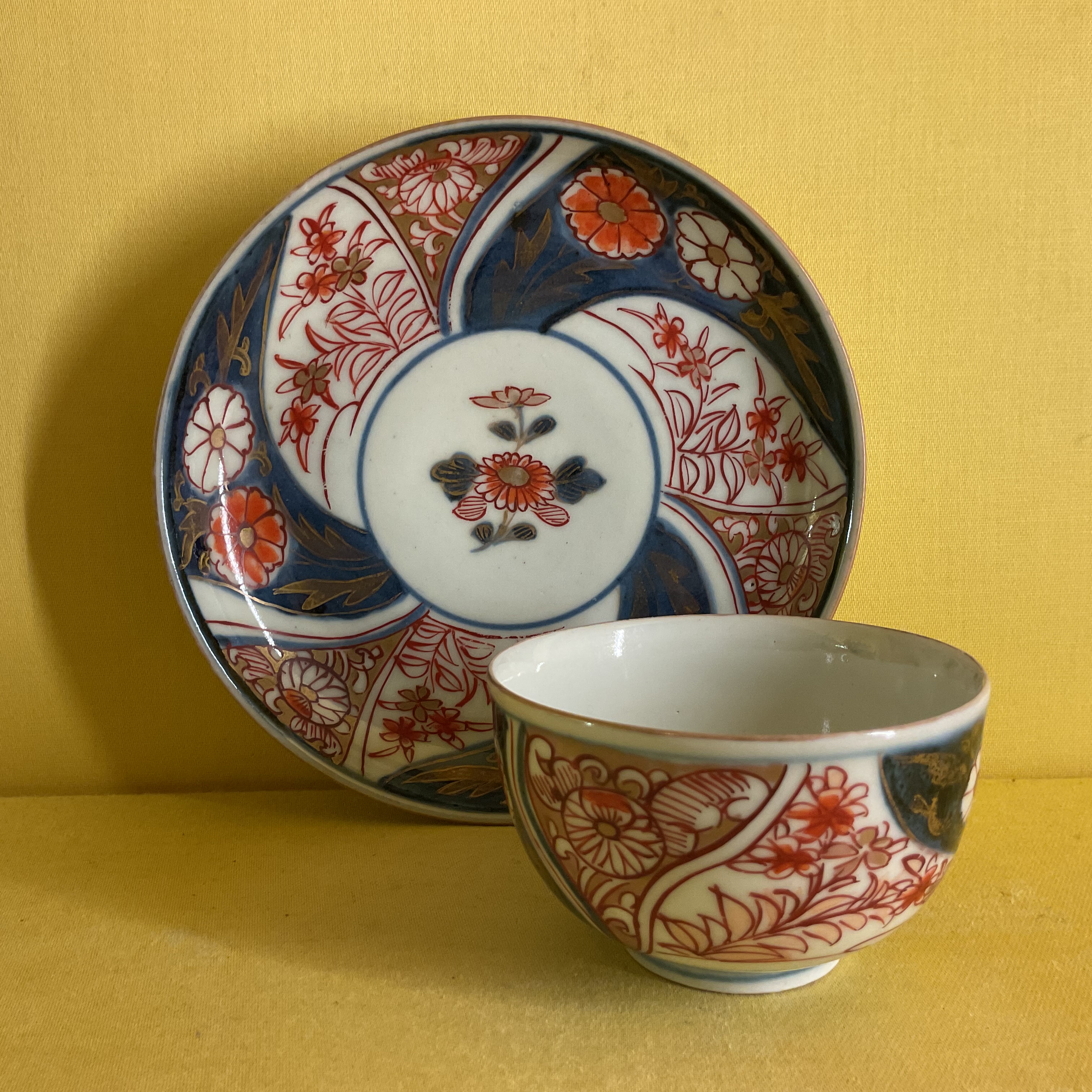 A Japanese Imari tea bowl and saucer 